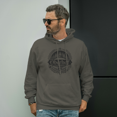 Mann trägt Hoodie von HeimatWear in Khaki mit dem Motiv Oberhof