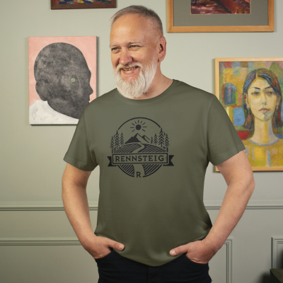 Mann der ein T-Shirt in Urban Khaki für Herren in der Größe S bis XXL trägt