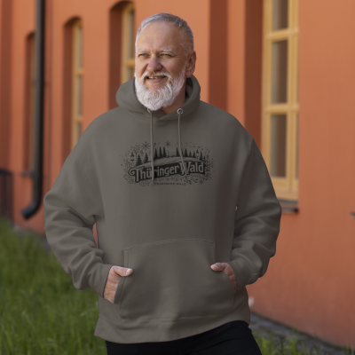 Mann der einen HeimatWear Hoodie trägt in der Farbe Khaki mit dem Motiv Thüringer Wald